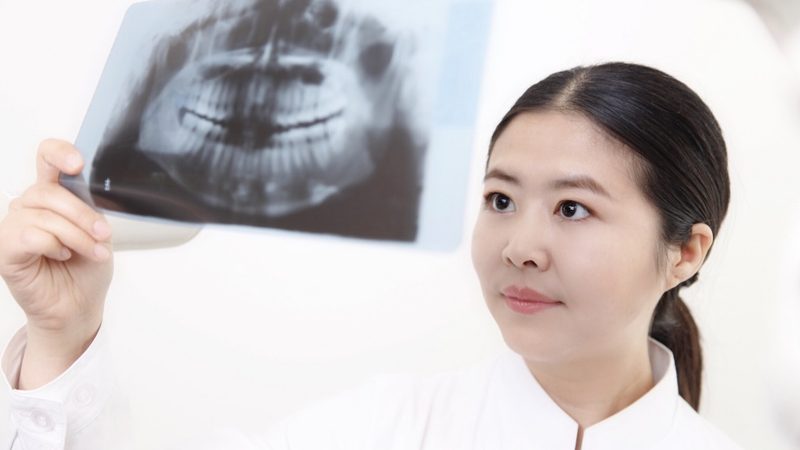 冷光美白牙齿的价格一般在几百到几千元不等。具体价格如下：
